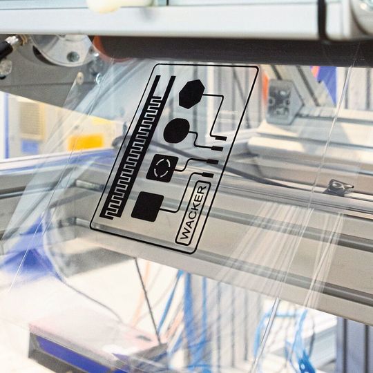Die Siliconfolien Nexipal werden mit elektrisch leitfähigem Material beschichtet und in mehreren Lagen laminiert. Die Siliconfolien Nexipal werden mit elektrisch leitfähigem Material beschichtet und in mehreren Lagen laminiert.
