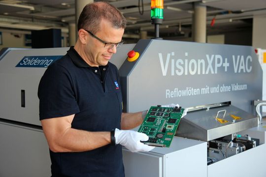 Im Technology Center von Rehm Thermal Systems betreuen die Applikationsspezialisten die Kunden vom ersten Konzept bis zum finalen Prozess Im Technology Center von Rehm Thermal Systems betreuen die Applikationsspezialisten die Kunden vom ersten Konzept bis zum finalen Prozess