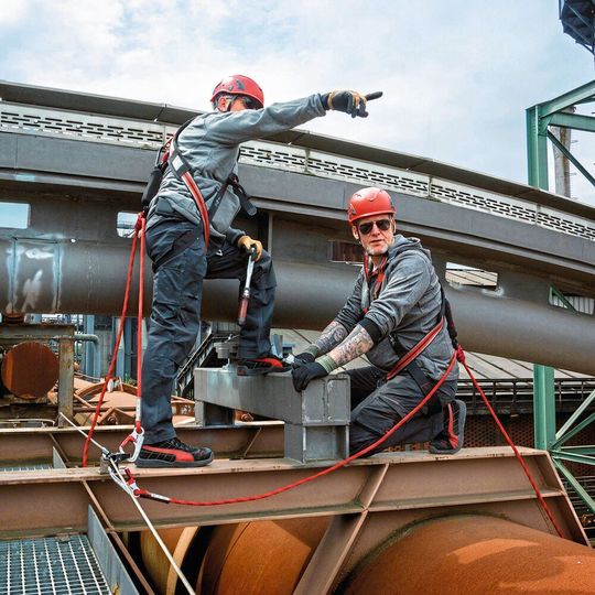 Sicher in luftiger Höhe: Absturzsicherungen gewährleisten sicheres Arbeiten auf Industriegebäuden und -anlagen, auf Türmen und Windrädern. Sicher in luftiger Höhe: Absturzsicherungen gewährleisten sicheres Arbeiten auf Industriegebäuden und -anlagen, auf Türmen und Windrädern.