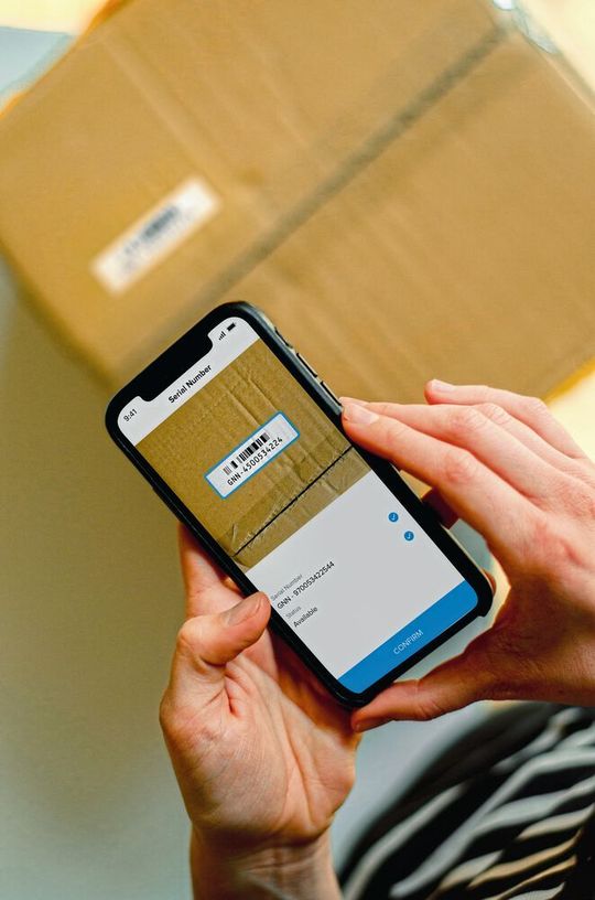 Während ein Mitarbeiter eine Chargennummer scannt, findet simultan eine Identifikation und Abfrage statt. Während ein Mitarbeiter eine Chargennummer scannt, findet simultan eine Identifikation und Abfrage statt.