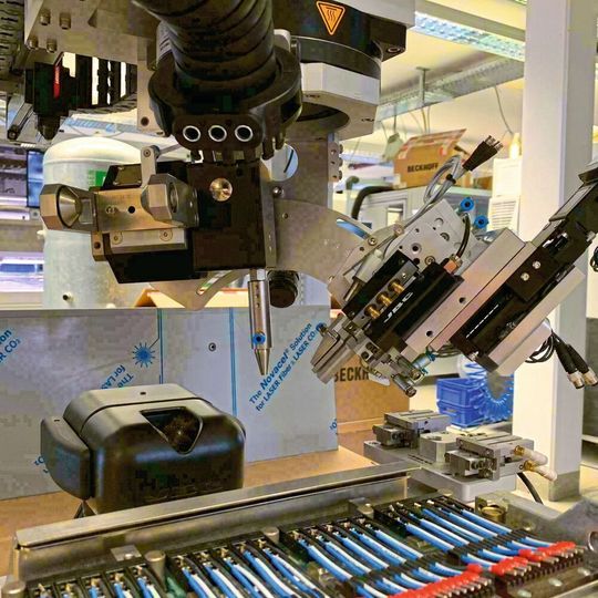 Der Sensitive Wire Feeder (SWF) von Eutect kann in Verbindung mit einem Laser- (LL), Kolben- (KL) oder Induktionssystem (IL) zum Löten von Baugruppen eingesetzt werden. Der Sensitive Wire Feeder (SWF) von Eutect kann in Verbindung mit einem Laser- (LL), Kolben- (KL) oder Induktionssystem (IL) zum Löten von Baugruppen eingesetzt werden.