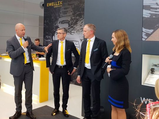 Swen Wenig (re.), Geschäftsführer der Ewellix GmbH, stellt den neuen Namen und neue Lineartechnik-Lösungen vor. Mit im Bild: Jean-Michelle Poloni von Ewellix (Mitte) und CEO der Ewellix Group Daniel Westberg (li.). Swen Wenig (re.), Geschäftsführer der Ewellix GmbH, stellt den neuen Namen und neue Lineartechnik-Lösungen vor. Mit im Bild: Jean-Michelle Poloni von Ewellix (Mitte) und CEO der Ewellix Group Daniel Westberg (li.).