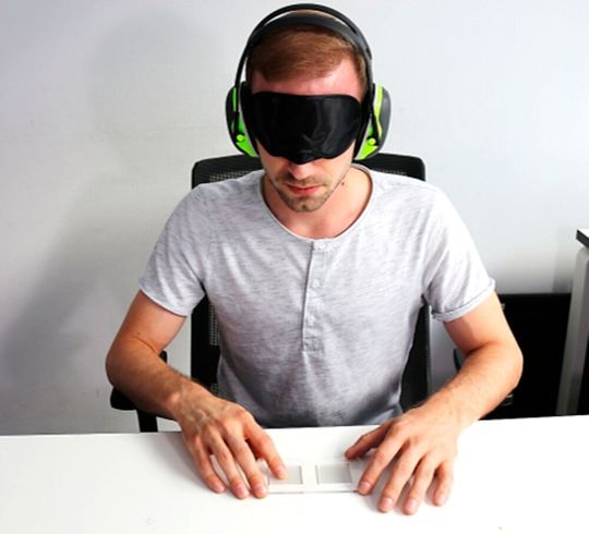 Forscher untersuchen, wie tragbare Elektronik ergonomischer wird. Dafür testet ein Proband die Rauigkeit unterschiedlicher Materialien. Forscher untersuchen, wie tragbare Elektronik ergonomischer wird. Dafür testet ein Proband die Rauigkeit unterschiedlicher Materialien.