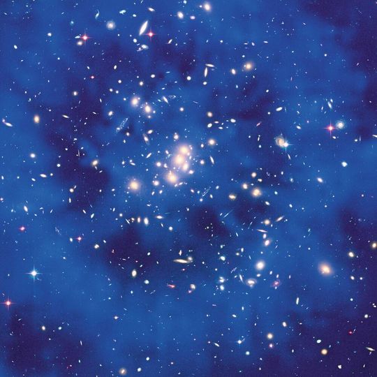 Hubble-Aufnahme des Galaxie-Clusters CL0024+17: Eine Analyse der Gravitationseffekte legt nahe, dass ein Ring aus dunkler Materie um dieses Cluster liegen muss. Im Bild wurde er nachträglich in diffusem Blau hineingerechnet (Symbolbild). Hubble-Aufnahme des Galaxie-Clusters CL0024+17: Eine Analyse der Gravitationseffekte legt nahe, dass ein Ring aus dunkler Materie um dieses Cluster liegen muss. Im Bild wurde er nachträglich in diffusem Blau hineingerechnet (Symbolbild).
