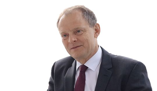 „Das Ventil der Zukunft wird irgendwann seine Ersatzteile selbst bestellen, inklusive der Terminierung des Servicetechnikers.“ - Frank Hils Seit Ende 2013 Geschäftsführer der Bürkert-Verkaufsgesellschaft Wirtschaftsingenieur mit über 20 Jahren Erfahrung in der Mess- und Automatisierungstechnik Schon 2004 sammelte er Erfahrungen als Leiter des System- und Lösungsgeschäfts eines Messgeräte-Herstellers „Das Ventil der Zukunft wird irgendwann seine Ersatzteile selbst bestellen, inklusive der Terminierung des Servicetechnikers.“ - Frank Hils Seit Ende 2013 Geschäftsführer der Bürkert-Verkaufsgesellschaft Wirtschaftsingenieur mit über 20 Jahren Erfahrung in der Mess- und Automatisierungstechnik Schon 2004 sammelte er Erfahrungen als Leiter des System- und Lösungsgeschäfts eines Messgeräte-Herstellers