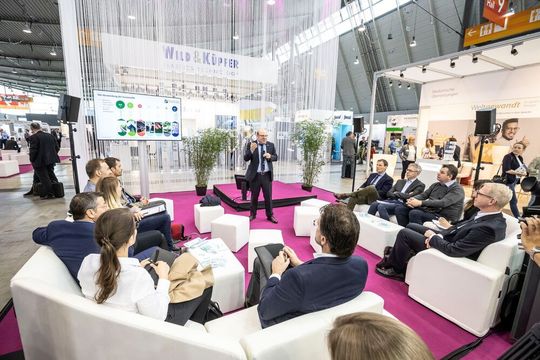 Dem Experten ganz nahe: Auf der Stage Pink schafft Prof. Dr.-Ing. Thomas Seul von der Hochschule Schmalkalden Klarheit für den Einsatz von Kunststoffen in Medizinprodukten. (T4M 2019)