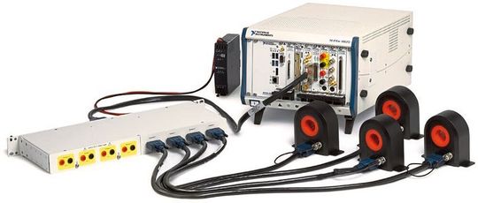 Leistungspegeltests: Das RM-26999 (links) wird an ein simultanes Multifunktions-I/O-Modul in einem PXI-System (mitte) angeschlossen und kann bis zu 2000 V direkt und bis zu 2000 A mit Danisense-Stromaufnehmern (rechts) verarbeiten. Leistungspegeltests: Das RM-26999 (links) wird an ein simultanes Multifunktions-I/O-Modul in einem PXI-System (mitte) angeschlossen und kann bis zu 2000 V direkt und bis zu 2000 A mit Danisense-Stromaufnehmern (rechts) verarbeiten.