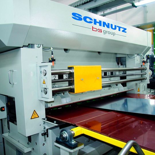 Die neuen Multi-Blanking-Anlagen der b+s group vereinen eine Querteil- mit einer Längsteilanlage und ermöglichen auf diese Weise mehrere Arbeitsschritte in nur einer Anlage. Die neuen Multi-Blanking-Anlagen der b+s group vereinen eine Querteil- mit einer Längsteilanlage und ermöglichen auf diese Weise mehrere Arbeitsschritte in nur einer Anlage.