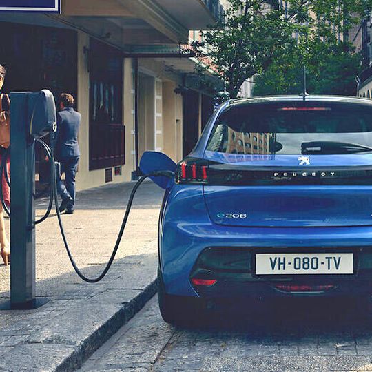 Peugeot elektrifiziert den Kleinwagen 208. Als e208 kommt er im Frühjahr 2020 in den Verkauf. Peugeot elektrifiziert den Kleinwagen 208. Als e208 kommt er im Frühjahr 2020 in den Verkauf.