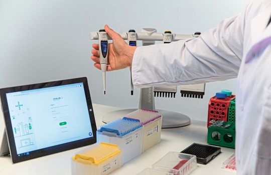 Abb. 1: Die größte Fehlerquelle beim manuellen Pipettieren ist der Mensch. Ein intelligent vernetztes Pipettiersystem könnte dies nun minimieren. Abb. 1: Die größte Fehlerquelle beim manuellen Pipettieren ist der Mensch. Ein intelligent vernetztes Pipettiersystem könnte dies nun minimieren.