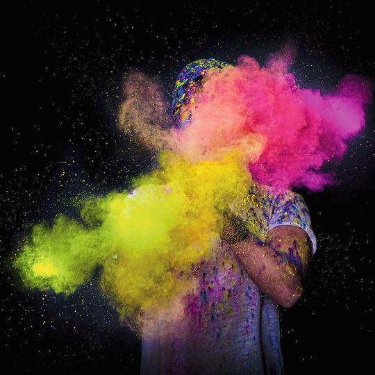 Bunt, leicht, farbenfroh – diese Eigenschaften verbinden die meisten Menschen mit Holi-Farbfestivals. Auf den eindrucksvollen Festival-Bildern ist gut zu sehen, wie schnell und weit sich die kleinen Partikel in der Luft ausbreiten. Bunt, leicht, farbenfroh – diese Eigenschaften verbinden die meisten Menschen mit Holi-Farbfestivals. Auf den eindrucksvollen Festival-Bildern ist gut zu sehen, wie schnell und weit sich die kleinen Partikel in der Luft ausbreiten.