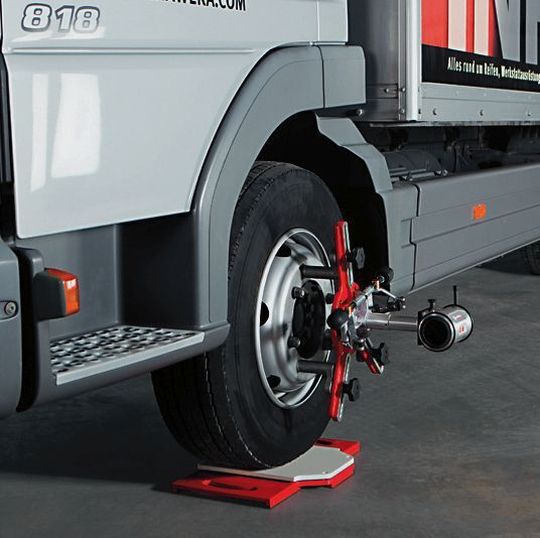 Das bereits für alle Nutzfahrzeug-Servicebetriebe von Mercedes-Benz offiziell freigegebene Axis 4000 darf jetzt auch bei Daimler Trucks North America eingesetzt werden. Das bereits für alle Nutzfahrzeug-Servicebetriebe von Mercedes-Benz offiziell freigegebene Axis 4000 darf jetzt auch bei Daimler Trucks North America eingesetzt werden.