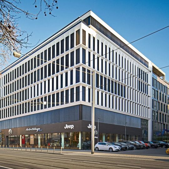 Trauer und Bestürzung im Hauptquartier von FCA in Frankfurt: Zwei Führungskräfte waren in einen schweren Unfall verwickelt. Trauer und Bestürzung im Hauptquartier von FCA in Frankfurt: Zwei Führungskräfte waren in einen schweren Unfall verwickelt.