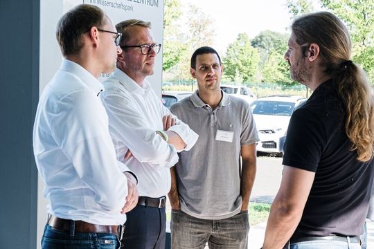 Gründer treffen Politiker: (v. li.) Christian Brüggemann (Mitgründer), Stefan Muhle (Staatssekretär für Digitalisierung des Landes Niedersachsen), Iulian Niescu und Sebastian Heise (beide Mitgründer).