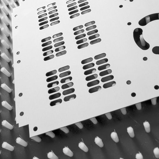 Die Bürstenplatten von Kullen-Koti ermöglichen die Oberflächen schonende Handhabung empfindlicher Blechtafeln und unterstützen deren Ausrichten und präzises Fixieren. Die Bürstenplatten von Kullen-Koti ermöglichen die Oberflächen schonende Handhabung empfindlicher Blechtafeln und unterstützen deren Ausrichten und präzises Fixieren.