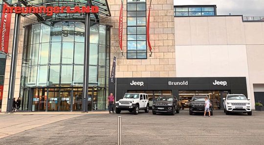 Im Breuningerland Sindelfingen an der A81 bei Stuttgart hat der Jeep- und Alfa-Händler Brunold Automobile einen Jeep-Store aufgemacht. Im Breuningerland Sindelfingen an der A81 bei Stuttgart hat der Jeep- und Alfa-Händler Brunold Automobile einen Jeep-Store aufgemacht.