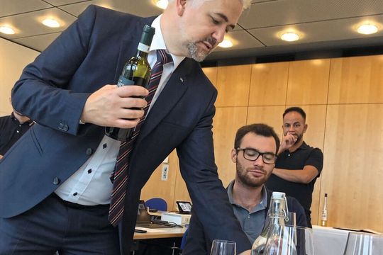 Timo Albiez von der Schweizerischen Hotelfachschule Luzern schult Mitarbeitende der Kestenholz-Gruppe. Timo Albiez von der Schweizerischen Hotelfachschule Luzern schult Mitarbeitende der Kestenholz-Gruppe.