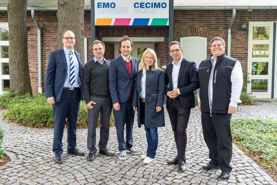 Vertreter der Enquete-Kommission Künstliche Intelligenz und Gäste informierten sich auf der EMO Hannover über Einsatzgebiete und Zukunftsoptionen Künstlicher Intelligenz in der Produktion. Von links nach rechts: Dr. Stefan Schwaneck (VDW), Dr. Martin Krzywdzinski (WZB), Dr. Florian Butollo (WZB, Mitglied der Enquete-Kommission), Daniela Kluckert (MdB FDP, Mitglied der Enquete-Kommission), Falko Mohrs (MdB SPD, Mitglied der Enquete-Kommission), Dr. Alexander Broos (VDW). Vertreter der Enquete-Kommission Künstliche Intelligenz und Gäste informierten sich auf der EMO Hannover über Einsatzgebiete und Zukunftsoptionen Künstlicher Intelligenz in der Produktion. Von links nach rechts: Dr. Stefan Schwaneck (VDW), Dr. Martin Krzywdzinski (WZB), Dr. Florian Butollo (WZB, Mitglied der Enquete-Kommission), Daniela Kluckert (MdB FDP, Mitglied der Enquete-Kommission), Falko Mohrs (MdB SPD, Mitglied der Enquete-Kommission), Dr. Alexander Broos (VDW).