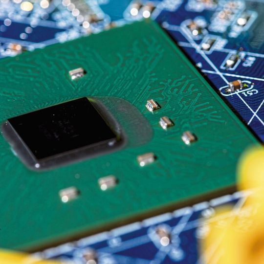 Da der Trend zur Verwendung von BGAs und anderen Flip-Chip-Bauteilen kontinuierlich zunimmt, ist die Nachfrage nach Unterfüllungsmaterialien, sogenannte Underfiller, stark angestiegend. Da der Trend zur Verwendung von BGAs und anderen Flip-Chip-Bauteilen kontinuierlich zunimmt, ist die Nachfrage nach Unterfüllungsmaterialien, sogenannte Underfiller, stark angestiegend.