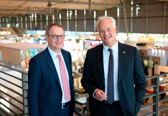 Carl Martin Welcker, EMO-Generalkommissar, (r.) und Dr. Wilfried Schäfer, Geschäftsführer beim EMO-Veranstalter VDW (Verein Deutscher Werkzeugmaschinenfabriken) sind zufrieden mit dem Verlauf der EMO Hannover 2019. Carl Martin Welcker, EMO-Generalkommissar, (r.) und Dr. Wilfried Schäfer, Geschäftsführer beim EMO-Veranstalter VDW (Verein Deutscher Werkzeugmaschinenfabriken) sind zufrieden mit dem Verlauf der EMO Hannover 2019.