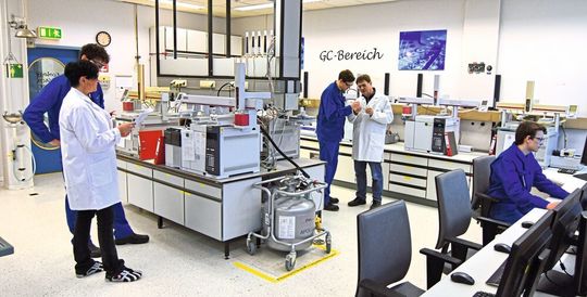 Abb. 1: Die GC-Abteilung des Ecology-Labors von Dow in Stade spiegelt den hohen Automatisierungsgrad der Umweltanalytik des Konzerns am Standort wider. Abb. 1: Die GC-Abteilung des Ecology-Labors von Dow in Stade spiegelt den hohen Automatisierungsgrad der Umweltanalytik des Konzerns am Standort wider.