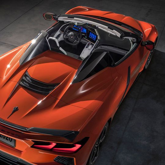 Chevrolet bringt die Corvette der achten Generation ab 2020 auch als Cabrio („Convertible“). Ob es in Europa verkauft wird, ist aber noch unklar. Chevrolet bringt die Corvette der achten Generation ab 2020 auch als Cabrio („Convertible“). Ob es in Europa verkauft wird, ist aber noch unklar.