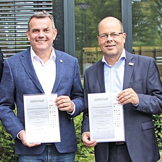Zertifizierte Ausbildungsangebote: Steffen Raschig (li.), Peugeot-Deutschlandchef, und Anno Neise, Leiter des PSA-Händlertrainings. Zertifizierte Ausbildungsangebote: Steffen Raschig (li.), Peugeot-Deutschlandchef, und Anno Neise, Leiter des PSA-Händlertrainings.
