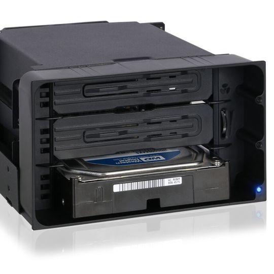 Festplattenwechsel per hot swap: Flexidock MB830SP-B von Icy Dock macht’s möglich. Festplattenwechsel per hot swap: Flexidock MB830SP-B von Icy Dock macht’s möglich.