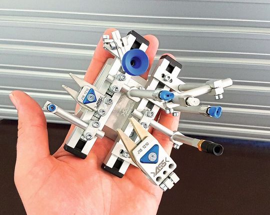 ASS Maschinenbau präsentiert zur K 2019 das Neueste in Sachen Greifsysteme. Diesmal geht es insbesondere um sehr klein bauende Varianten. Zur Veranschaulichung der kompakten Bauweise liegt hier eine ASS-Roboterhand in der eines Menschen. Halle 10 am Stand J22. ASS Maschinenbau präsentiert zur K 2019 das Neueste in Sachen Greifsysteme. Diesmal geht es insbesondere um sehr klein bauende Varianten. Zur Veranschaulichung der kompakten Bauweise liegt hier eine ASS-Roboterhand in der eines Menschen. Halle 10 am Stand J22.
