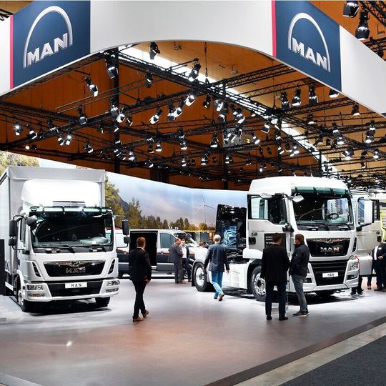 Für MAN Truck & Bus Deutschland ging dieses Gesamtkonzept auf und so konnten über 900 Fahrzeuge in die Auftragsbücher geschrieben werden. Für MAN Truck & Bus Deutschland ging dieses Gesamtkonzept auf und so konnten über 900 Fahrzeuge in die Auftragsbücher geschrieben werden.