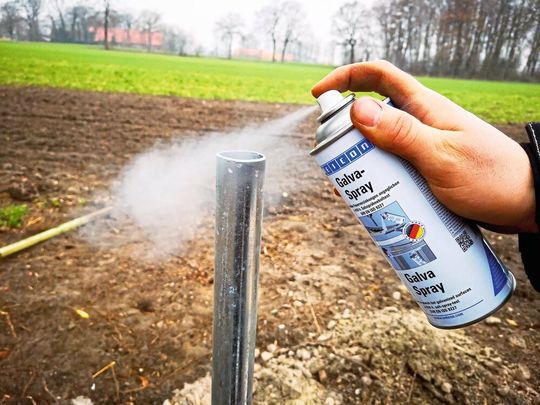 Mit dem Galva-Spray beschichtete Metallteile zeigen auch nach 450 h Salzsprühnebeltest keine Korrosion. Mit dem Galva-Spray beschichtete Metallteile zeigen auch nach 450 h Salzsprühnebeltest keine Korrosion.