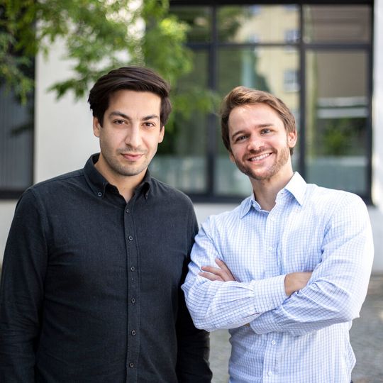 Die Abracar-Geschäftsführer Orhan Köroglu (li.) und Sebastian Jost haben eine App herausgebraucht, die den Verkaufsprozess von Gebrauchtwagen beschleunigt. Die Abracar-Geschäftsführer Orhan Köroglu (li.) und Sebastian Jost haben eine App herausgebraucht, die den Verkaufsprozess von Gebrauchtwagen beschleunigt.