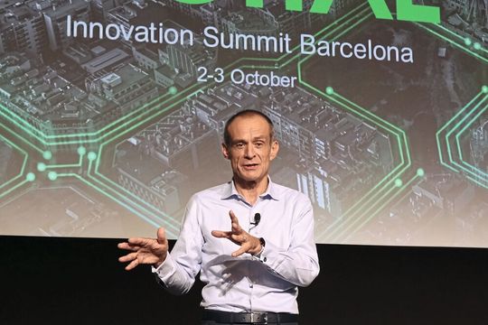 Jean-Pascal Tricoire, Chairman & CEO von Schneider Electric: „Wir verstärken nicht nur unser Klimaengagement und beschleunigen unseren Zeitplan, sondern fordern auch andere auf, mutigere Maßnahmen zur Verringerung der CO₂-Emissionen und zur Einführung nachhaltiger Geschäftspraktiken zu ergreifen, die dazu beitragen, die Voraussetzungen für eine klimaneutrale Zukunft zu schaffen.“ Jean-Pascal Tricoire, Chairman & CEO von Schneider Electric: „Wir verstärken nicht nur unser Klimaengagement und beschleunigen unseren Zeitplan, sondern fordern auch andere auf, mutigere Maßnahmen zur Verringerung der CO₂-Emissionen und zur Einführung nachhaltiger Geschäftspraktiken zu ergreifen, die dazu beitragen, die Voraussetzungen für eine klimaneutrale Zukunft zu schaffen.“