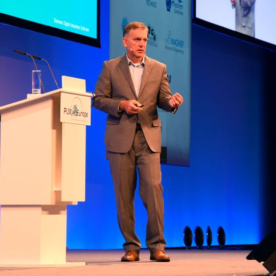 Tony Hemmelgarn, CEO von Siemens Digital Industries Software, auf der Anwenderkonferenz Siemens PLM Connection: „Was produzierende Unternehmen heute herausfordert ist die Explosion der Komplexität.“ Tony Hemmelgarn, CEO von Siemens Digital Industries Software, auf der Anwenderkonferenz Siemens PLM Connection: „Was produzierende Unternehmen heute herausfordert ist die Explosion der Komplexität.“