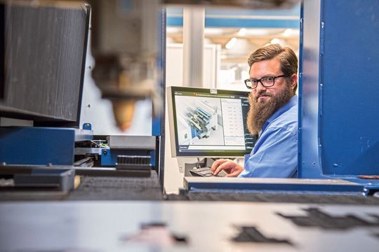 Auf der Blechexpo 2019 zeigt Trumpf, wie sich mithilfe der Digitalisierung der Aufwand in der Blechbearbeitung deutlich senken lässt. Auf der Blechexpo 2019 zeigt Trumpf, wie sich mithilfe der Digitalisierung der Aufwand in der Blechbearbeitung deutlich senken lässt.