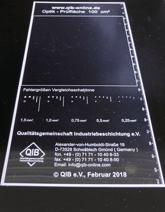 Diese Prüffolie zur Beurteilung dunkler, organisch beschichteter Oberflächen, ist bei der Qualitätsgemeinschaft Industriebeschichtung erhältlich. Diese Prüffolie zur Beurteilung dunkler, organisch beschichteter Oberflächen, ist bei der Qualitätsgemeinschaft Industriebeschichtung erhältlich.