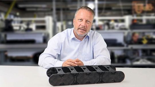 Im Video erklärt unter anderem Business Unit Leiter Jörg Ottersbach, wie sich mit der Energiekettenserie E4Q Montagezeit einsparen lässt. Im Video erklärt unter anderem Business Unit Leiter Jörg Ottersbach, wie sich mit der Energiekettenserie E4Q Montagezeit einsparen lässt.