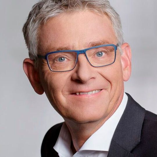 Maximilian Brandl, neu im Vorstand der Salt Solutions AG, soll ab April nächsten Jahres den derzeitigen CEO Dieter Heyde beerben. Maximilian Brandl, neu im Vorstand der Salt Solutions AG, soll ab April nächsten Jahres den derzeitigen CEO Dieter Heyde beerben.