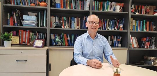 Abb. 1: Prof. Dr. Holger Schönherr forscht unter anderem an der Analyse von Nanoblasen mit der Rasterkraftmikroskopie (AFM) und kombinierten AFM-optischen Methoden. Abb. 1: Prof. Dr. Holger Schönherr forscht unter anderem an der Analyse von Nanoblasen mit der Rasterkraftmikroskopie (AFM) und kombinierten AFM-optischen Methoden.
