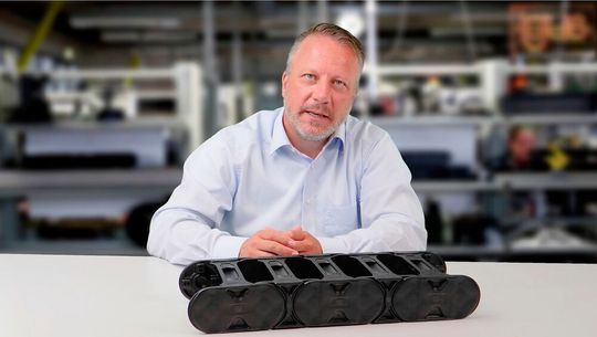 Im Video erklärt unter anderem Business Unit Leiter Jörg Ottersbach, wie sich mit der neuen Energiekettenserie E4Q 40 % Montagezeit einsparen lässt. Im Video erklärt unter anderem Business Unit Leiter Jörg Ottersbach, wie sich mit der neuen Energiekettenserie E4Q 40 % Montagezeit einsparen lässt.