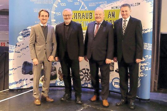 Blick in die Zukunft: (v. li.) Josef Huber (Geschäftsführer Kfz-Innung Niederbayern), Jörg Don Dahlmann (Journalist und Consultant), Albert Vetterl (Präsident Kfz-Gewerbe Bayern) und Michael Krammer (Obermeister Kfz-Innung Niederbayern).