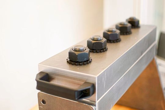 Kopfarbeit: Damit die Schraubverbindung auch hält, was gefordert ist, sollte man sich nicht immer auf vermeintlich gesichertes Allgemeinwissen verlassen, denn hinter der Schraubtechnik steckt oft mehr Know-how als erwartet. Kopfarbeit: Damit die Schraubverbindung auch hält, was gefordert ist, sollte man sich nicht immer auf vermeintlich gesichertes Allgemeinwissen verlassen, denn hinter der Schraubtechnik steckt oft mehr Know-how als erwartet.
