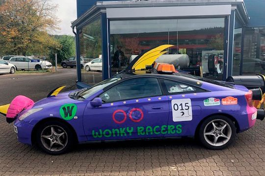 Die Seitansicht des auffälligen Fahrzeugs. Die Seitansicht des auffälligen Fahrzeugs.