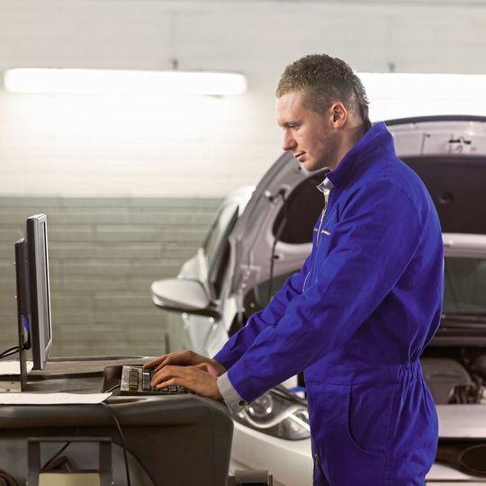Verteilt die Software automatisch und auftragsbezogen die fahrzeugspezifischen Daten an jede Arbeitsstation in der Werkstatt, bietet das einen enormen Zeitvorteil. Verteilt die Software automatisch und auftragsbezogen die fahrzeugspezifischen Daten an jede Arbeitsstation in der Werkstatt, bietet das einen enormen Zeitvorteil.