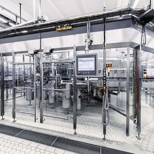 Im Zentrum des Messeauftritts auf der Brau Beviale steht ein neuer Hochleistungsglasfüller für bis zu 80.000 Flaschen die Stunde. Im Zentrum des Messeauftritts auf der Brau Beviale steht ein neuer Hochleistungsglasfüller für bis zu 80.000 Flaschen die Stunde.
