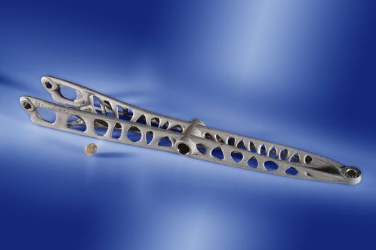 Im Rahmen von future AM haben die Wissenschaftler am Fraunhofer ILT ein Maschinenkonzept zum LPBF von großen Metallbauteilen konzipiert. Das Ergebnis: ein großes Bauteil für die Luft- und Raumfahrt.