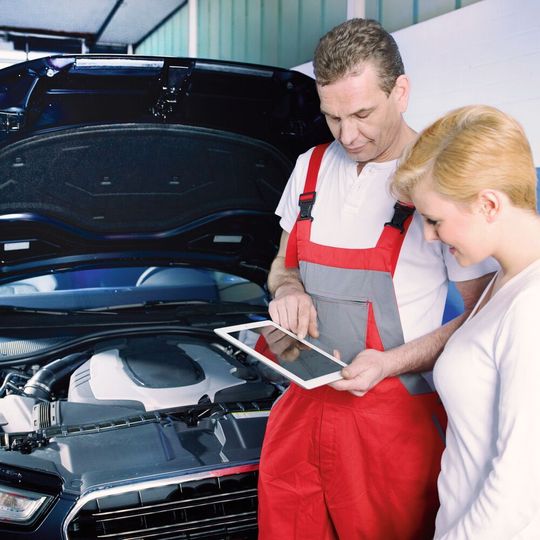 Der Tablet-PC als Annahmetool ist für viele Kfz-Unternehmen der erste Schritt zur Digitalisierung von Prozessen. Der Tablet-PC als Annahmetool ist für viele Kfz-Unternehmen der erste Schritt zur Digitalisierung von Prozessen.