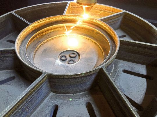 Bild 1: Das Direct Metal Tooling (DMT) eignet sich sowohl zur Reparatur von Bauteilen als auch zum kompletten Aufbau
geometrisch komplexer Strukturen. Bild 1: Das Direct Metal Tooling (DMT) eignet sich sowohl zur Reparatur von Bauteilen als auch zum kompletten Aufbau
geometrisch komplexer Strukturen.