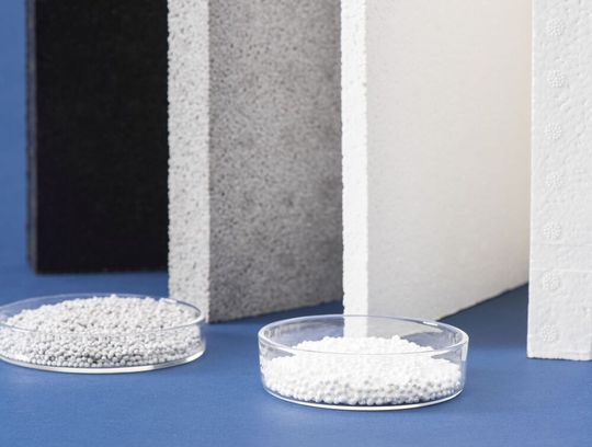 Der erste Partikelschaum, bestehend aus diversen Polyamiden, überzeugt laut BASF mit neuen Eigenschaften: hoher Temperaturbeständigkeit, einer vergleichsweise hohen Steifigkeit und Festigkeit sowie einer gute Chemikalienbeständigkeit gegen Kraft- und Schmierstoffe sowie Öle. Die geschlossenzellige Schaumstruktur sorge auch für eine bisher unerreichte Druckfestigkeit. Der erste Partikelschaum, bestehend aus diversen Polyamiden, überzeugt laut BASF mit neuen Eigenschaften: hoher Temperaturbeständigkeit, einer vergleichsweise hohen Steifigkeit und Festigkeit sowie einer gute Chemikalienbeständigkeit gegen Kraft- und Schmierstoffe sowie Öle. Die geschlossenzellige Schaumstruktur sorge auch für eine bisher unerreichte Druckfestigkeit.