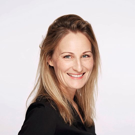 Marie Langer, Tochter des Gründers Dr. Hans J. Langer, wird ab sofort neue Vorsitzende der Geschäftsführung (CEO) der EOS GmbH. Marie Langer, Tochter des Gründers Dr. Hans J. Langer, wird ab sofort neue Vorsitzende der Geschäftsführung (CEO) der EOS GmbH.